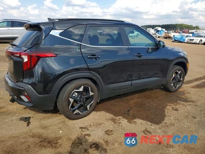 Trzecie zdjęcie samochodu z tyłu: 2025 KIA SELTOS EX VIN:KNDER2AA2S7735166 - miniatura
