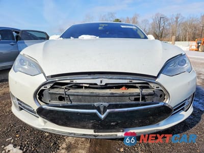 Piąte zdjęcie samochodu w środku: 2014 TESLA MODEL S VIN:5YJSA1H1XEFP38471 - miniatura