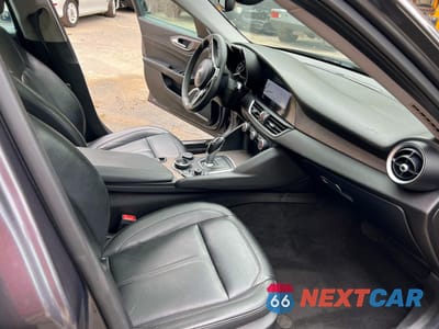 Piąte zdjęcie samochodu w środku: 2017 ALFA ROMEO GIULIA TI Q4 VIN:ZARFAEEN9H7544398 - miniatura