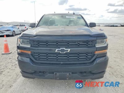 Piąte zdjęcie samochodu w środku: 2018 CHEVROLET SILVERADO K1500 CUSTOM VIN:1GCVKPEC7JZ211057 - miniatura