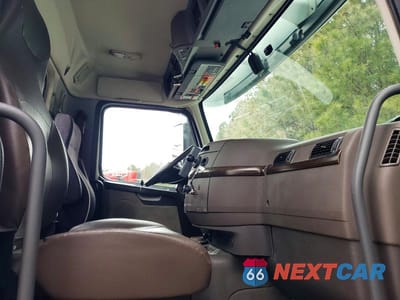 Piąte zdjęcie samochodu w środku: 2018 VOLVO VNL SEMI TRUCK VIN:4V4N39TG7JN892556 - miniatura