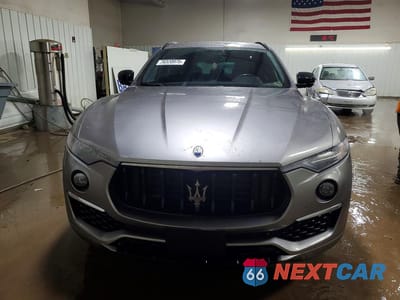 Piąte zdjęcie samochodu w środku: 2022 MASERATI LEVANTE BASE VIN:ZN661XUA1NX383530 - miniatura