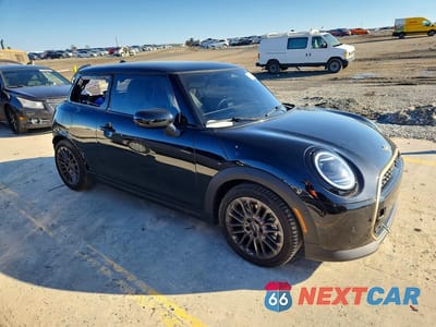 Czwarte zdjęcie samochodu z boku: 2025 MINI COOPER S VIN:WMW23GD02S2W70169 - miniatura