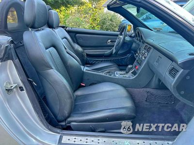 Piąte zdjęcie samochodu w środku: 2001 MERCEDES-BENZ SLK 230 KOMPRESSOR VIN:WDBKK49F31F234132 - miniatura