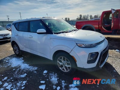 Czwarte zdjęcie samochodu z boku: 2020 KIA SOUL S VIN:KNDJ23AU3L7012172 - miniatura