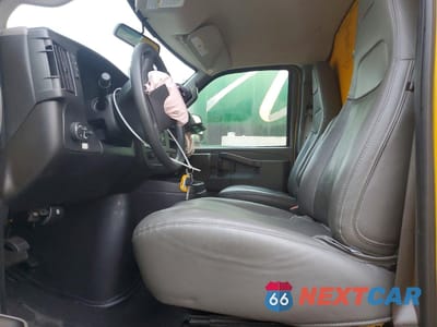 Zdjęcie 7 z 14 samochodu: 2023 GMC SAVANA BOX TRUCK VIN:1GD07RFP7P1116266 - miniatura