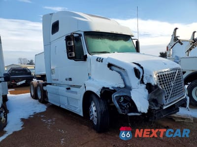 2011 VOLVO VNL SEMI TRUCK 4V4NC9EJ5BN531434 - główne zdjęcie licytacji z USA - miniatura