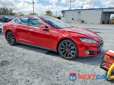 Czwarte zdjęcie samochodu z boku: 2016 TESLA MODEL S VIN:5YJSA1E10GF124679 - miniatura