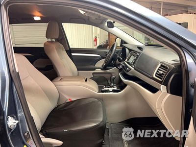 Piąte zdjęcie samochodu w środku: 2019 TOYOTA HIGHLANDER LE VIN:5TDZZRFH6KS367791 - miniatura