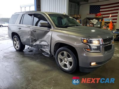 Czwarte zdjęcie samochodu z boku: 2019 CHEVROLET TAHOE C1500 LT VIN:1GNSCBKC3KR149981 - miniatura