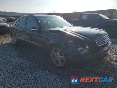 Czwarte zdjęcie samochodu z boku: 2004 MERCEDES-BENZ E 500 4MATIC VIN:WDBUF83J84X121213 - miniatura