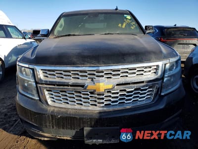 Piąte zdjęcie samochodu w środku: 2018 CHEVROLET SUBURBAN C1500 LT VIN:1GNSCHKC6JR390578 - miniatura