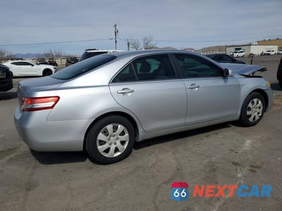 Trzecie zdjęcie samochodu z tyłu: 2010 TOYOTA CAMRY BASE VIN:4T1BF3EK1AU025126 - miniatura