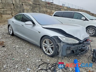 Czwarte zdjęcie samochodu z boku: 2014 TESLA MODEL S VIN:5YJSA1H16EFP54943 - miniatura