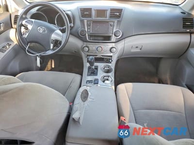 Zdjęcie 8 z 12 samochodu: 2013 TOYOTA HIGHLANDER BASE VIN:5TDBK3EHXDS261710 - miniatura