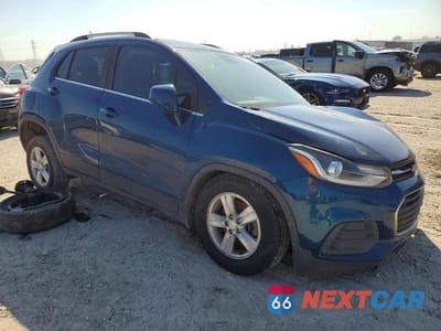 Czwarte zdjęcie samochodu z boku: 2020 CHEVROLET TRAX 1LT VIN:3GNCJLSB1LL324728 - miniatura