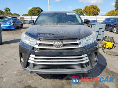 Piąte zdjęcie samochodu w środku: 2017 TOYOTA HIGHLANDER VIN:5TDKZRFH1HS523942 - miniatura