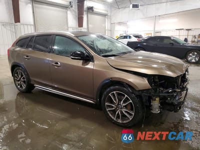 Czwarte zdjęcie samochodu z boku: 2016 VOLVO V60 CROSS COUNTRY PLATINUM VIN:YV4612HM9G1007802 - miniatura