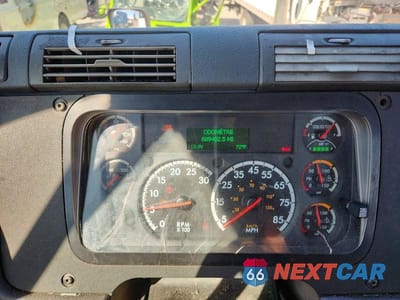 Zdjęcie 8 z 10 samochodu: 2016 FREIGHTLINER CASCADIA 125 SEMI TRUCK VIN:1FUBGEDV9GLHC5667 - miniatura