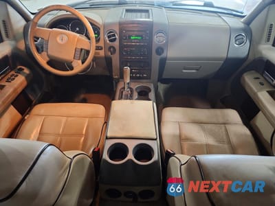 Zdjęcie 8 z 12 samochodu: 2006 LINCOLN TOWNHOUSE MARK LT VIN:5LTPW18596FJ13791 - miniatura