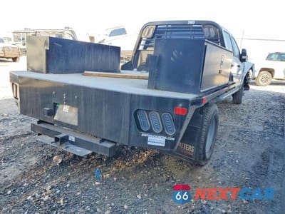 Trzecie zdjęcie samochodu z tyłu: 2025 FORD F350 SUPER DUTY FLATBED TRUCK VIN:1FD8W3HT0SED67175 - miniatura