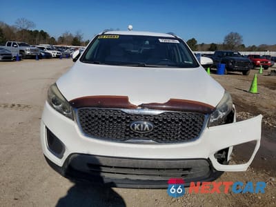 Piąte zdjęcie samochodu w środku: 2018 KIA SORENTO LX VIN:5XYPG4A38JG424001 - miniatura