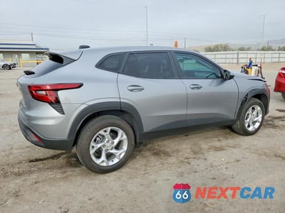 Trzecie zdjęcie samochodu z tyłu: 2025 CHEVROLET TRAX LS VIN:KL77LFEP9SC272172 - miniatura