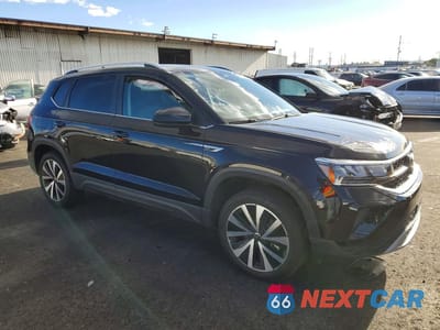 Czwarte zdjęcie samochodu z boku: 2023 VOLKSWAGEN TAOS SE VIN:3VVSX7B22PM380639 - miniatura