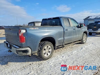 Trzecie zdjęcie samochodu z tyłu: 2021 CHEVROLET SILVERADO K1500 LT VIN:1GCRYDEK1MZ205653 - miniatura