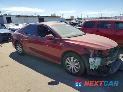 Czwarte zdjęcie samochodu z boku: 2021 TOYOTA CAMRY HYBRID LE VIN:4T1C31AK3MU022434 - miniatura