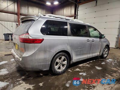 Trzecie zdjęcie samochodu z tyłu: 2015 TOYOTA SIENNA LE VIN:5TDKK3DC6FS547630 - miniatura