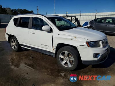 Czwarte zdjęcie samochodu z boku: 2017 JEEP COMPASS LATITUDE VIN:1C4NJDEBXHD139738 - miniatura