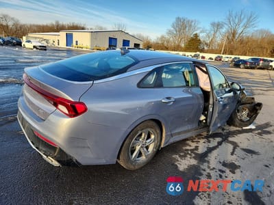 Trzecie zdjęcie samochodu z tyłu: 2021 KIA K5 LXS VIN:5XXG14J27MG011889 - miniatura