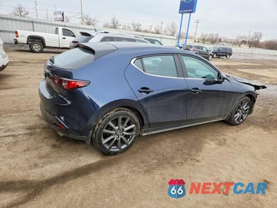 Trzecie zdjęcie samochodu z tyłu: 2024 MAZDA 3 PREFERRED VIN:JM1BPALM9R1702723 - miniatura