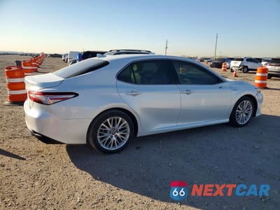 Trzecie zdjęcie samochodu z tyłu: 2018 TOYOTA CAMRY HYBRID XLE VIN:4T1B21HK1JU004420 - miniatura