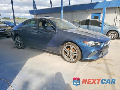 Czwarte zdjęcie samochodu z boku: 2021 MERCEDES BENZ CLA 250 VIN:W1K5J4GB9MN162077 - miniatura