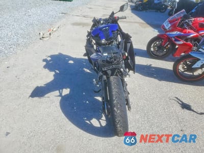 Czwarte zdjęcie samochodu z boku: 2024 YAMAHA YZFR3 A VIN:MH3RH18Y7RK015713 - miniatura