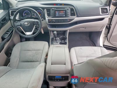 Zdjęcie 8 z 12 samochodu: 2017 TOYOTA HIGHLANDER LE VIN:5TDBZRFH7HS365560 - miniatura