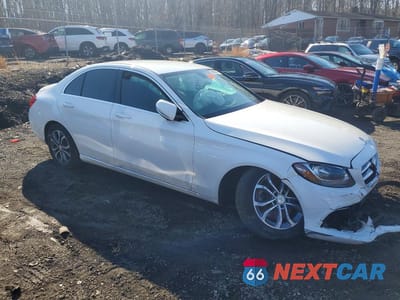 Czwarte zdjęcie samochodu z boku: 2015 MERCEDES-BENZ C 300 4MATIC VIN:55SWF4KB0FU070699 - miniatura
