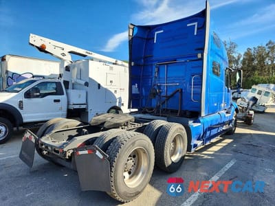 Czwarte zdjęcie samochodu z boku: 2019 VOLVO VNL SEMI TRUCK VIN:4V4NC9EH2KN201165 - miniatura