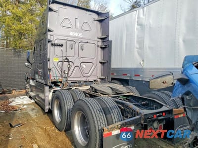 Trzecie zdjęcie samochodu z tyłu: 2020 FREIGHTLINER CASCADIA 126 VIN:3AKJHHDR1LSLP7702 - miniatura
