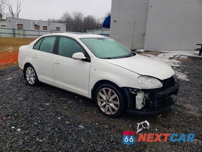 Czwarte zdjęcie samochodu z boku: 2010 VOLKSWAGEN JETTA WOLFSBURG VIN:3VWRA7AJ1AM100057 - miniatura