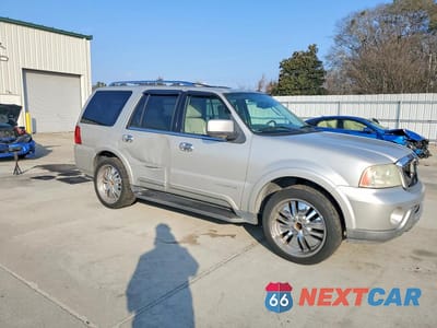 Czwarte zdjęcie samochodu z boku: 2004 LINCOLN NAVIGATOR VIN:5LMFU28R34LJ15220 - miniatura