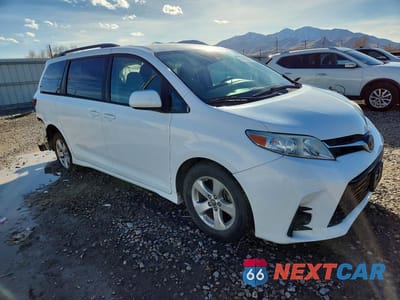 Czwarte zdjęcie samochodu z boku: 2018 TOYOTA SIENNA LE 8-PASSENGER VIN:5TDKZ3DC4JS906493 - miniatura