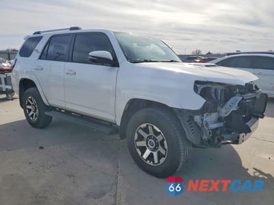 Czwarte zdjęcie samochodu z boku: 2018 TOYOTA 4RUNNER VIN:JTEBU5JR7J5598708 - miniatura