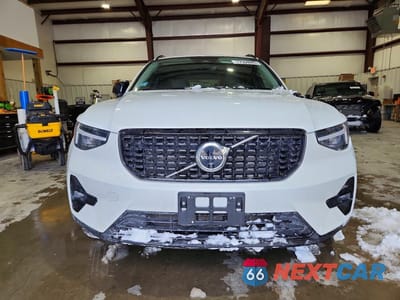 Piąte zdjęcie samochodu w środku: 2025 VOLVO XC40 PLUS VIN:YV4L12UC5S2537333 - miniatura