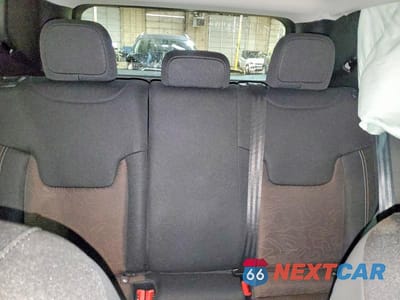 Zdjęcie 10 z 13 samochodu: 2023 JEEP RENEGADE LATITUDE VIN:ZACNJDB17PPP61657 - miniatura