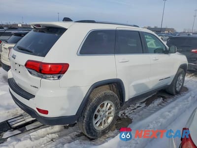 Trzecie zdjęcie samochodu z tyłu: 2020 JEEP GRAND CHEROKEE LAREDO VIN:1C4RJFAG0LC420623 - miniatura
