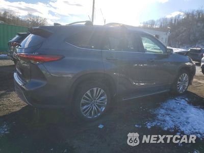 Czwarte zdjęcie samochodu z boku: 2023 TOYOTA HIGHLANDER HYBRID LIMITED VIN:5TDEBRCH1PS133279 - miniatura