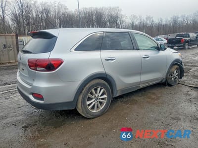 Trzecie zdjęcie samochodu z tyłu: 2020 KIA SORENTO LX V6 VIN:5XYPGDA53LG620268 - miniatura